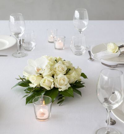 Hvit borddekorasjon med orkidé M